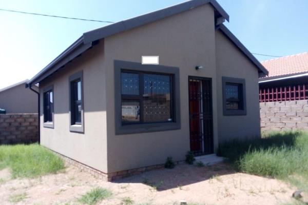 This is a 2 bedroom house situated in Kwa Guga x
It has one bathroom a kitchen and a living area.
Its newly  built and its near ...