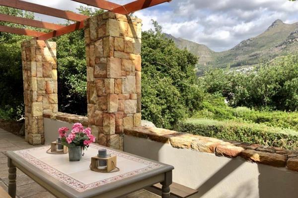 Nestled in the picturesque Avignon Estate, this delightful fully furnished two bedroomed cottage offers a stunning view of Hout Bay ...