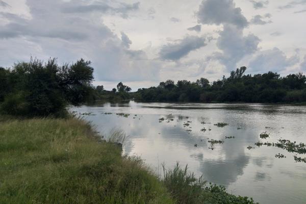 This farm offers more than 1 km  on the Vaal river riverfront!!! What?? Yes, and it has a breath taking view.This 221 Ha farm is ideal ...