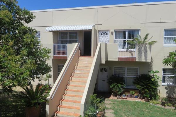 First floor apartment with a large open lounge /dining room. 
Neat kitchen with built-in oven and hob. 
2 Bedrooms, 1 full bathroom.  ...