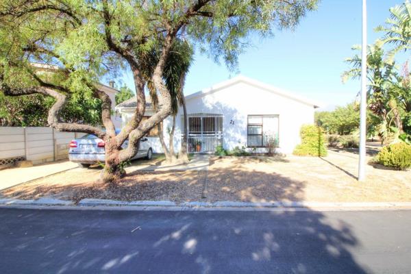 This 3 bedroom house is situated in the heart of Northern Paarl close to Noord-Eind Primary School.
It offers a spacious lounge and ...