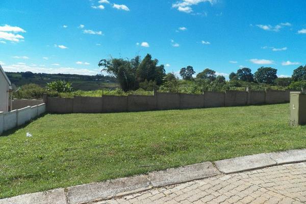 One of the very last stands available in this Estate is measuring 242 sqm and already the house plans are approved by the Municipality ...