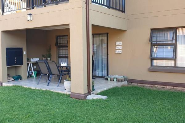Modern 2 bedroom townhouse to let on the ground floor in an upmarket complex.
2 spacious tiled bedrooms
1 full bathroom with ...