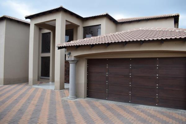 This stylish 490m&#178; double storey home is situated in an upmarket Security Estate.

The entrance hall with it&#39;s crystal ...