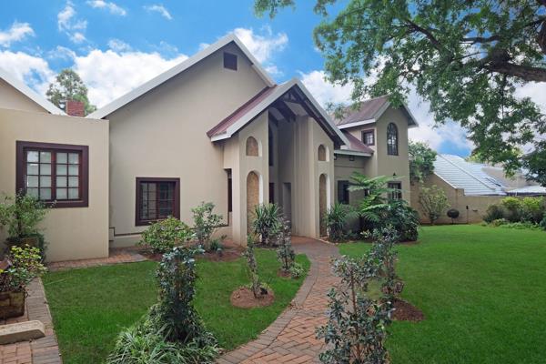 Offers from R2 999m. Grand, modern family home with lavish garden. Northcliff/Blackheath. Entrance hall with high ceiling. Open plan ...