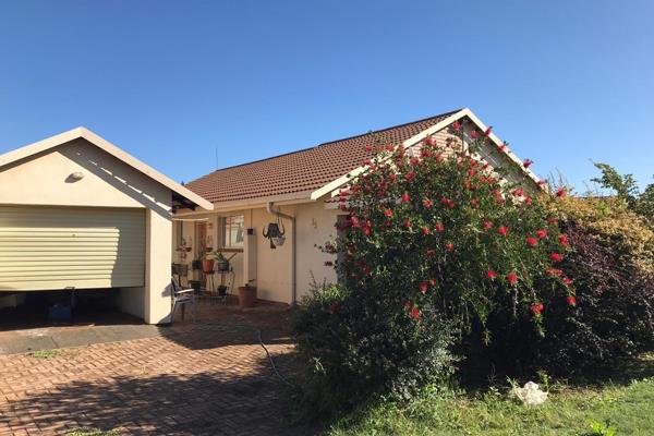 Perfect  home for the beginner with the luxury of a pool and braai area.
The property has three bedrooms and one complete bathroom. ...