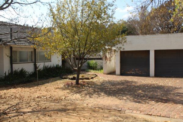 Lovely 3 bedroom 2 bathroom family home which has been expropriated already.
2 lounges - fireplace however the second lounge could be ...