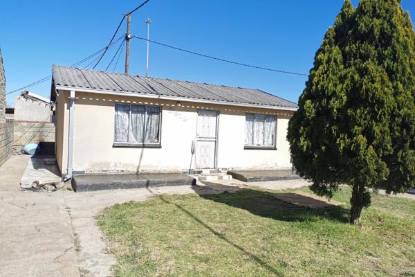 A 4 room house with 2 bedrooms inside the  main house and 1 bathroom. Lounge and kitchen. This property also offers 3 outside rooms and ...