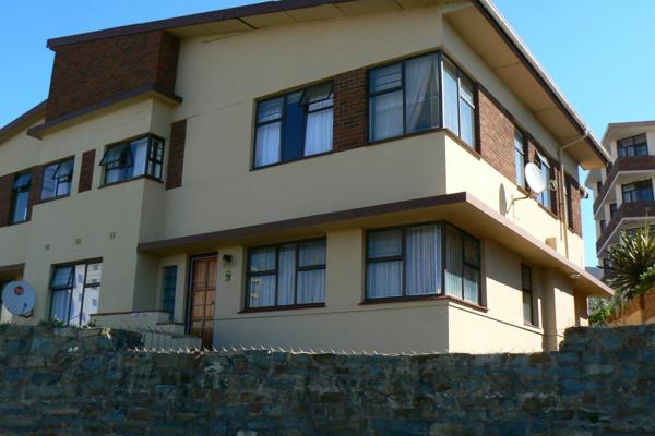 QUIGNEY BEACHFRONT - SINGLE ROOM TO LET - (1A) in building with stunning sea views. ...