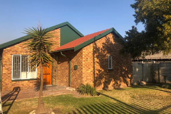 Stunning 3 bedroom home.
Open plan kitchen and lounge area.
Double carport with loads of parking.
Prepaid electricity.

Close to ...