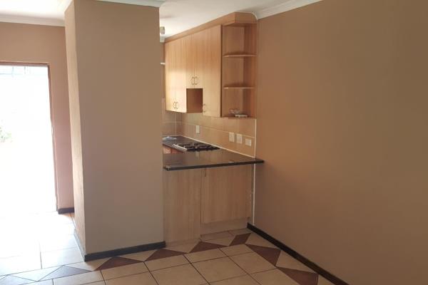 NO RENTAL AGENTS PLEASE
Very nice 2 bed 1 bathroom unit. Open plan kitchen and TV Room ...