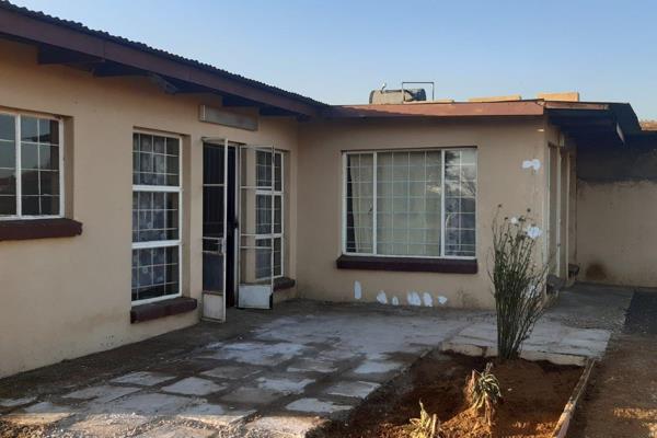 Family home with kitchen, dining room, lounge, laundry.
3 x garages, 2 x carports.
Swimming pool, lapa/braai area, paving, out ...