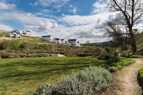 Enjoy spectacular views of the surrounding mountains and fynbos in this small estate at the edge of Stellenbosch. Close to the central ...