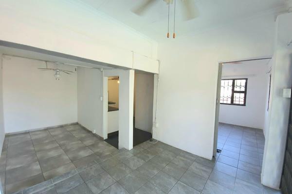 1 Bedroom, 1 bathroom Granny Flat with kitchenette and lounge situated in La Lucia, unit offers 1 parking, Lights, water and wifi ...