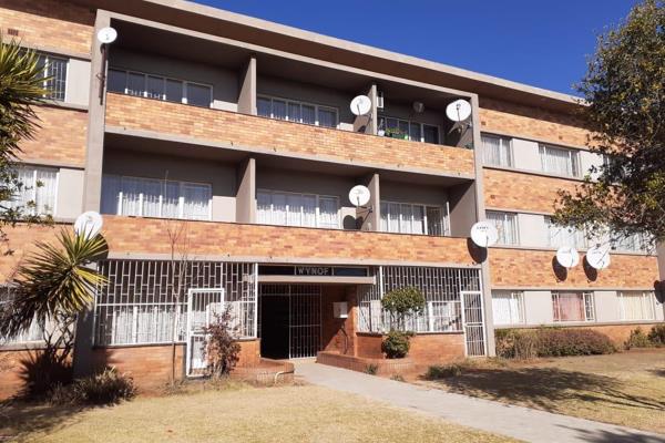 Extremely neat 2 Bedroom Flat. 
Spacious Bedrooms with one bathrooms
Lounge
Kitchen
Pre Paid Electricity 
Located in a secure area ...