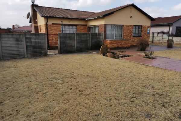 Kitchen
Dinning room
Lounge
3 Bedrooms
Guest Bathroom
Separate Toilet
2 x Outside rooms for renting out
Spacious Yard