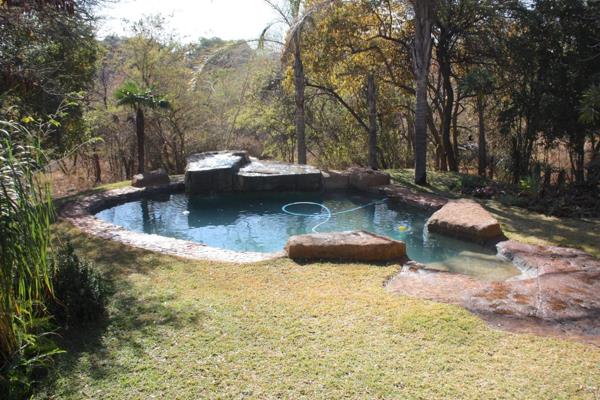 This 4.5 ha small holding situated in Zandfontein, and is easily accessible from Hartbeespoort towards Brits. This door swing open on ...