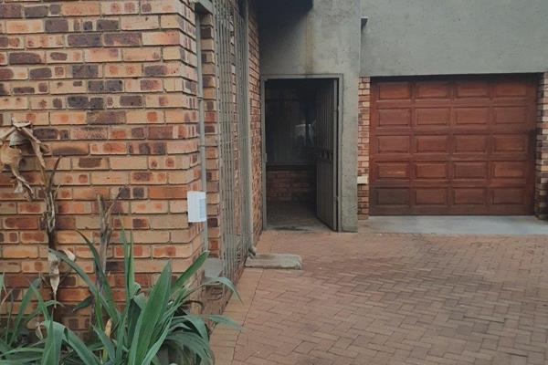 Beautiful 3 Bedroom 2 Bathroom house situated in quiet area of Sunward Park Boksburg. 
House has a beautiful big kitchen with built in ...