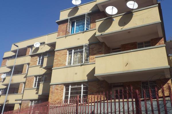 Spacious 3 bedroom unit available immediately in belelvue east Johannesburg. The unit is well maintained and in secure building with ...