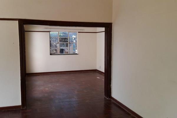 This is a lovely 3 Bedroom property to rent. 
It offers:
1 bathroom with separate toilet 
A kitchen with separate wash up and a ...