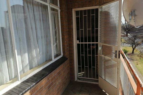 Center of town R400 000!!! Why rent???

Buy your own property for only R3500pm pay your own bond. 

This lovely 2 bedroom flat is ...