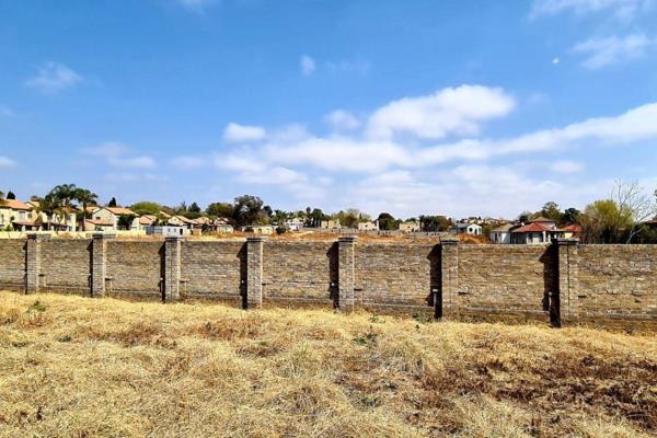 Prime Development Land for Sale in Sunninghill 

Use Zone: Residential 3
Height: 3 ...