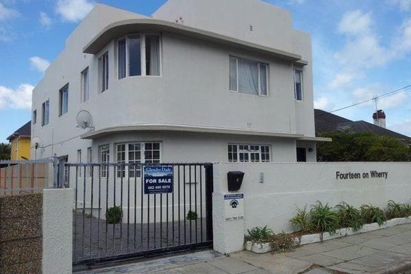 Gorgeous Art Deco Apartment. Neat as a pin!

Two bedrooms, two bathrooms, stunning ...