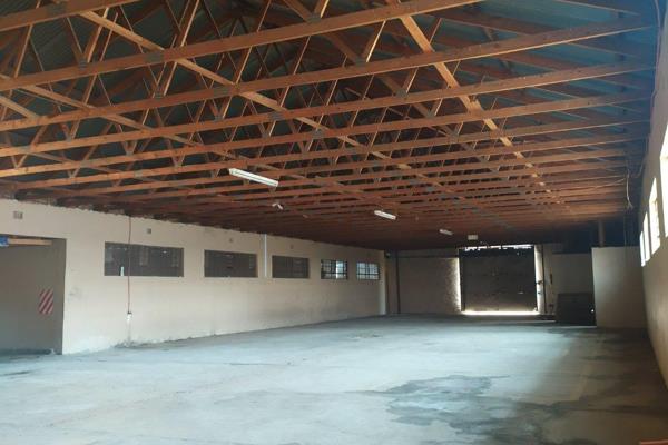 WAREHOUSE TO RENT CLOSE TO THE N12
It has 2 Offices with a toilet on the premises.
A large space for business or for storage.
The ...