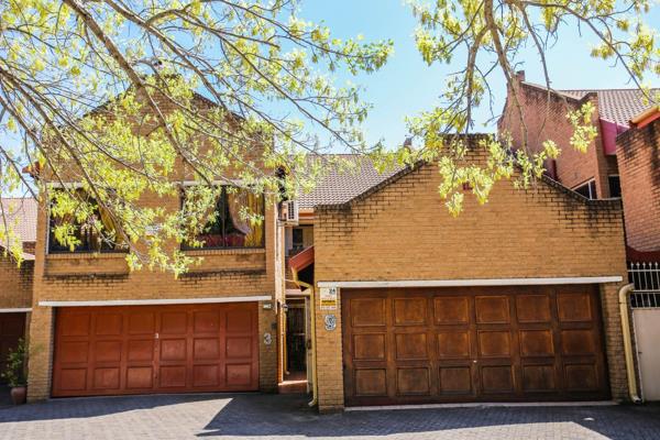 Excellent private space to have fun with braai and built-in bar - sliding windows - beautiful views...

Spacious with open plan ...