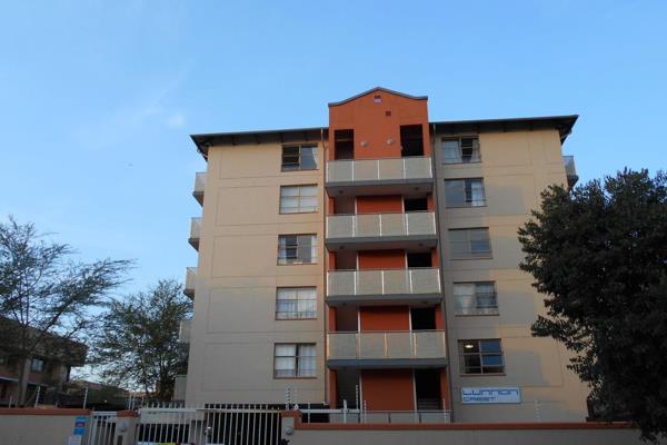 2-bedroom, one-bathroom spacious apartment walking distance from the University of Pretoria 
2 under-cover allocated parking&#39;s and ...