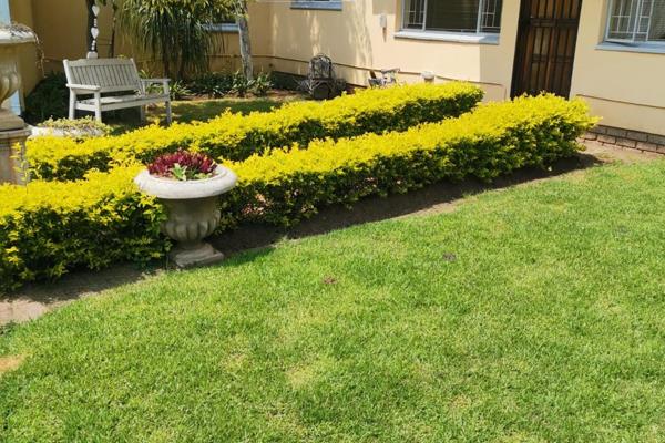 Too gorgeous! Garden cottage with wifi to rent in Ben Fleur. Offering 1 bedroom with built in cupboards and one bathroom. Open plan ...