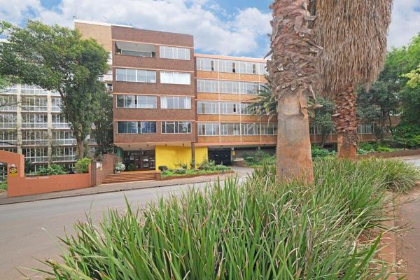 Apartment in tree-lined Princess place. Spacious 2 bedroom, 1 bathroom (plus separate cloakroom) north facing apartment with entrance ...