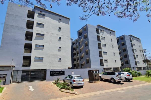 This modern two-bedroom apartment is situated within walking distance from the LC de Villiers Sports Fields of the University of ...