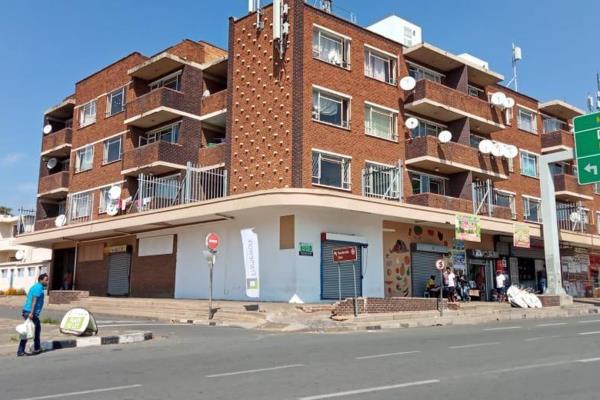 Spacious 2 bedroom flat to rent in Rosettenville at Elrit Court, 26 Geranium Street. ...