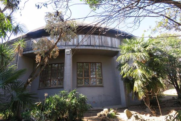 This large family home is very well located in the heart of Bergsig. The property consists of a 3-bedroom home, with a flatlet and a ...