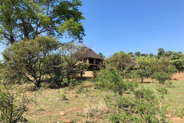 Welcome to Bushfeld Private,  The thatched house is located in the Kwaggasdrift ...