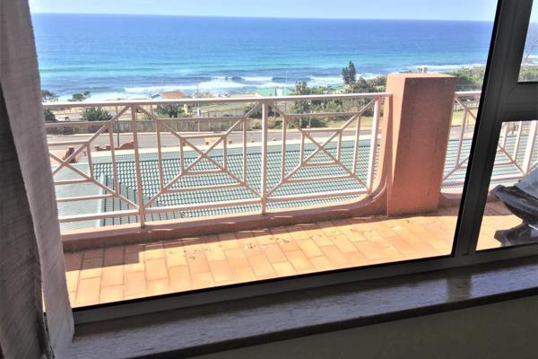 Stunning Sea View, 3 Bedroom, 2 Bathroom apartment, 5 minute walk from the beach and walking distance to town.
This 2nd floor, end unit ...