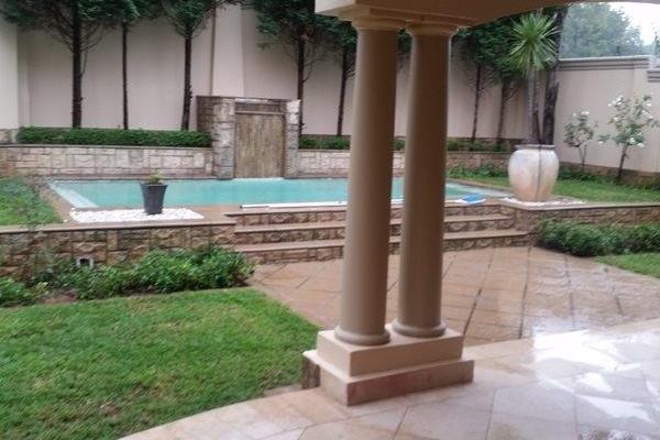 Exclusive cluster with views over sandton.
4 Bedroom 4.5 bathrooms
3 receptions , study ...