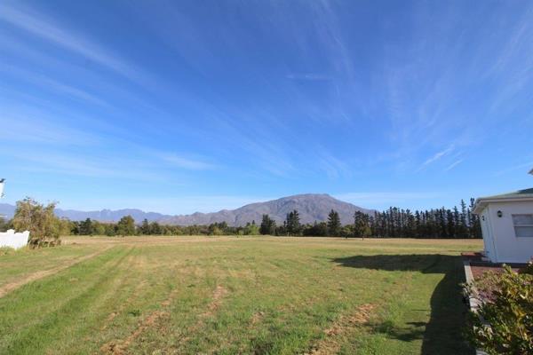 The stand is 712 sqm in extent. The estate is situated on the banks of the Theewaterskloof dam and not only offers 24 hour manned ...