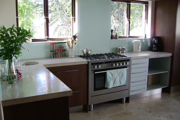 This is a beautiful and spacious 3 bedroom house with plenty of stunning character ...