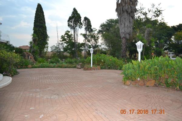 4.4554 ha land for sale.
Existing house 
4 bedrooms
2 bathrooms
lounge 
dining room
fitted kitchen
double garages