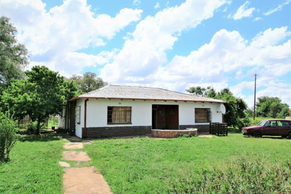 This well Spaced Family Plot in Rosashof AH. House has 4 Bedrooms, 2 Bathrooms and separate Toilet. Kitchen with cupboards, Lounge and ...