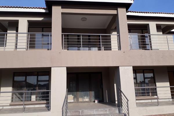 Brand new home with 5 bedrooms and 4 en-suites (bedroom 2 and 3 share a bathroom).
Beautiful modern kitchen, very spacious family room ...