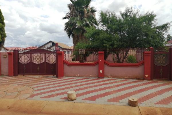 Bargain home with outside rooms

Full paved yard

Very close to transport

Whatsapp for Viewing!!!!

Immediately available