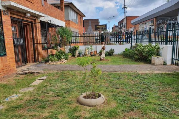 A spacious 2-bedroom flat is available for rent in Rosettenville, Johannesburg, for ...