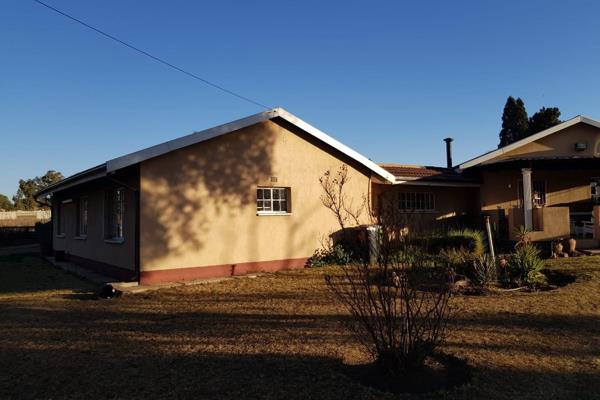 3 Bedrooms, 1 bathroom (with shower and bath), separate toilet.
Open-plan kitchen, lounge area.  
Patio with a Built-in braai.  ...