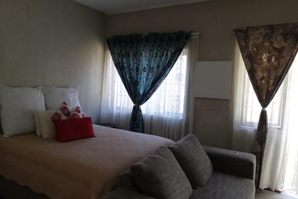 Beautiful ground floor studio apartment with private garden in Westwood Way, Paulshof. 2 Minutes to Sunninghill, 2 Minutes to Fourways ...