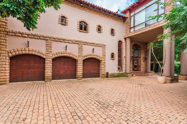 An idyllic mixture of steel and glass, softened with earthy woods, tiles and velvety colours - this has not been seen before. Though ...