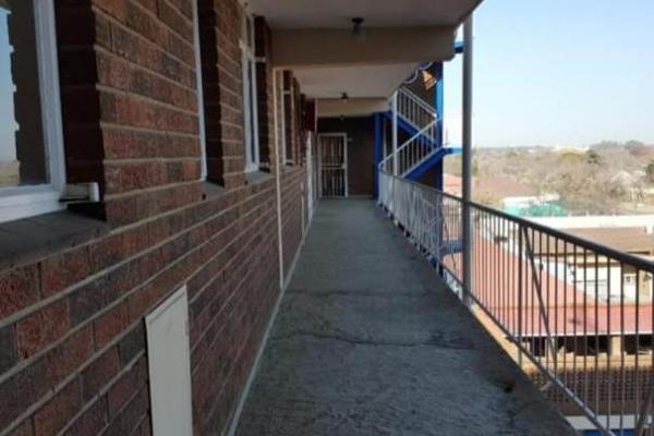 A neat flat in Vereeniging CBD next to all amenities. It features one bedroom, bathroom, lounge, kitchen and balcony.
Make appointment ...