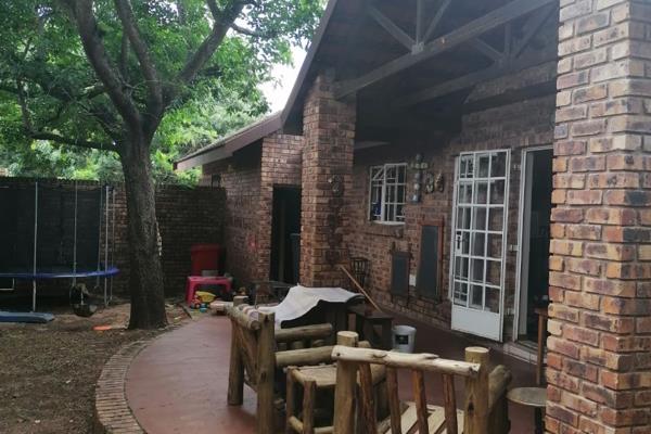 3 Bedroom Townhouse to let - walking distance from Laerskool Laeveld 
2 Bathrooms (one ...